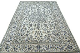 Surface texture of 2000s Kashan rug with natural Wool and intricate pattern
