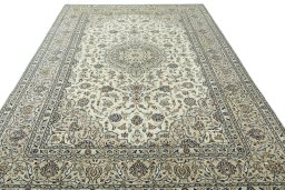 Surface texture of 2000s Kashan rug with natural Wool and intricate pattern