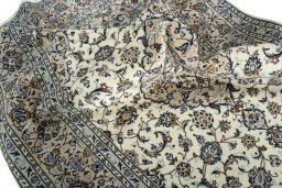 Surface texture of 2000s Kashan rug with natural Wool and intricate pattern