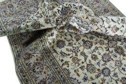 Surface texture of 2000s Kashan rug with natural Wool and intricate pattern
