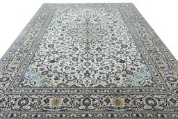 Surface texture of 2000s Kashan rug with natural Wool and intricate pattern