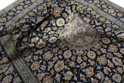 Surface texture of 2000s Kashan rug with natural Wool and intricate pattern