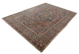 Corner detail of 1930s Kashan rug showing border pattern and Wool pile