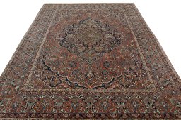 Surface texture of 1930s Kashan rug with natural Wool and intricate pattern