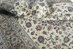 Surface texture of 2000s Kashan rug with natural Wool and intricate pattern