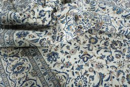 Surface texture of 2000s Kashan rug with natural Wool and intricate pattern