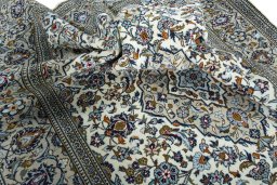 Surface texture of 2000s Kashan rug with natural Wool and intricate pattern