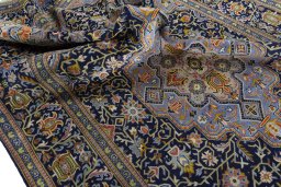 Surface texture of 2000s Kashan rug with natural Wool and intricate pattern