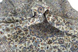 Surface texture of 2000s Kashan rug with natural Wool and intricate pattern