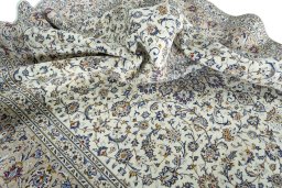 Surface texture of 2000s Kashan rug with natural Wool and intricate pattern
