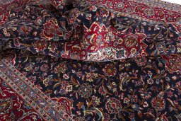 Surface texture of 2000s Kashan rug with natural Wool and intricate pattern