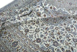 Surface texture of 2000s Kashan rug with natural Wool and intricate pattern