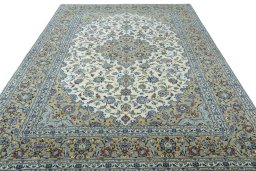 Surface texture of 2000s Kashan rug with natural Wool and intricate pattern