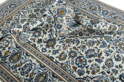 Surface texture of 2000s Kashan rug with natural Wool and intricate pattern