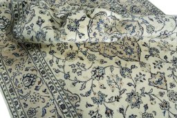 Surface texture of 2000s Kashan rug with natural Wool and intricate pattern