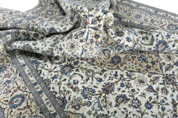 Surface texture of 2000s Kashan rug with natural Wool and intricate pattern