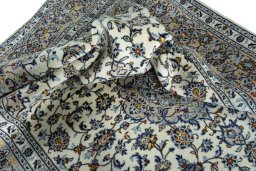 Surface texture of 2000s Kashan rug with natural Wool and intricate pattern