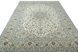 Surface texture of 2000s Kashan rug with natural Wool and intricate pattern