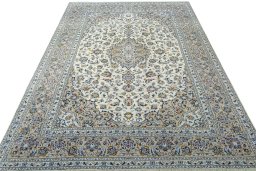 Surface texture of 2000s Kashan rug with natural Wool and intricate pattern