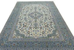 Surface texture of 2000s Kashan rug with natural Wool and intricate pattern