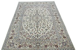 Surface texture of 2000s Kashan rug with natural Wool and intricate pattern