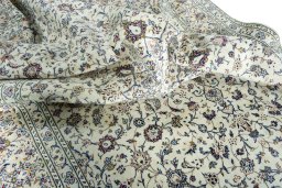 Surface texture of 2000s Kashan rug with natural Wool and intricate pattern