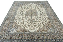 Surface texture of 2000s Kashan rug with natural Wool and intricate pattern