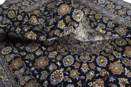 Surface texture of 2000s Kashan rug with natural Wool and intricate pattern