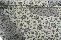 Close-up detail of New Kashan rug from Iran / Persia showing Cork weave