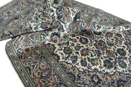 Surface texture of 2000s Kashan rug with natural Wool and intricate pattern