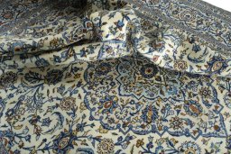 Surface texture of 2000s Kashan rug with natural Wool and intricate pattern