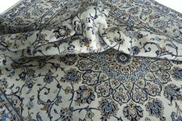 Surface texture of 2000s Kashan rug with natural Wool and intricate pattern