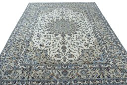 Surface texture of 2000s Kashan rug with natural Wool and intricate pattern