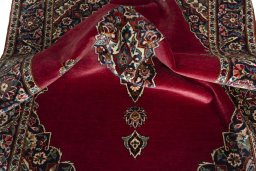 Surface texture of 1930s Kashan rug with natural Wool and intricate pattern