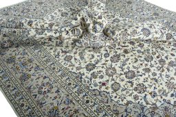 Surface texture of 2000s Kashan rug with natural Wool and intricate pattern