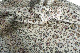 Surface texture of 2000s Kashan rug with natural Wool and intricate pattern