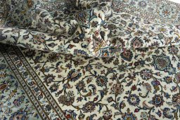 Surface texture of 2000s Kashan rug with natural Wool and intricate pattern