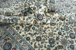 Surface texture of 2000s Kashan rug with natural Wool and intricate pattern