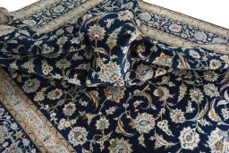 Surface texture of 2000s Kashan rug with natural Wool and intricate pattern