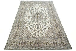 Surface texture of 2000s Kashan rug with natural Wool and intricate pattern