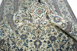 Surface texture of 2000s Kashan rug with natural Wool and intricate pattern
