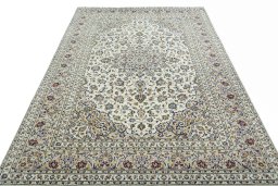 Surface texture of 2000s Kashan rug with natural Wool and intricate pattern