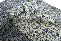 Surface texture of 2000s Kashan rug with natural Wool and intricate pattern