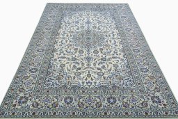 Surface texture of 2000s Kashan rug with natural Wool and intricate pattern