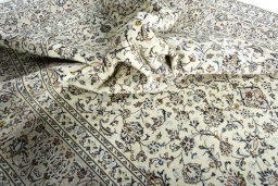 Surface texture of 2000s Kashan rug with natural Wool and intricate pattern