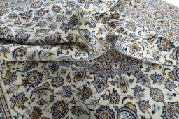 Surface texture of 2000s Kashan rug with natural Wool and intricate pattern