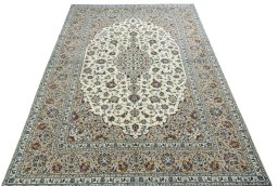 Surface texture of 2000s Kashan rug with natural Wool and intricate pattern