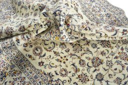 Surface texture of 2000s Kashan rug with natural Wool and intricate pattern