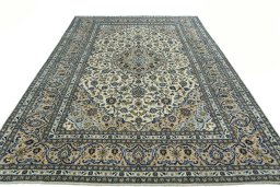 Surface texture of 2000s Kashan rug with natural Wool and intricate pattern
