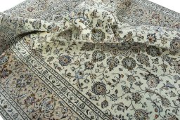 Surface texture of 2000s Kashan rug with natural Wool and intricate pattern